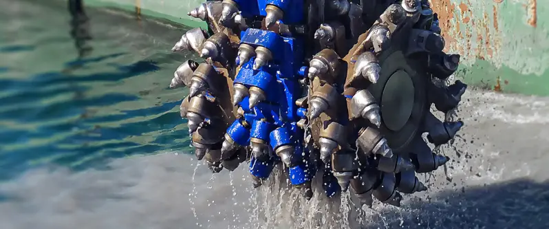 Fraise hydraulique pour tranchée en roche sur pelle hydraulique