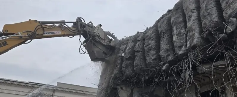 Fraise hydraulique DEXROC montée sur pelle excavatrice