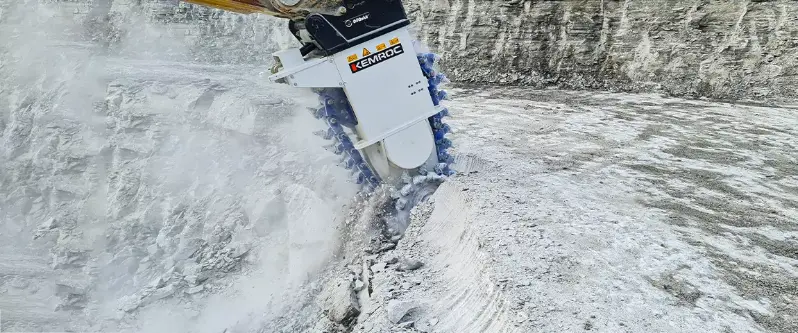 Fraise hydraulique DEXROC montée sur pelle excavatrice