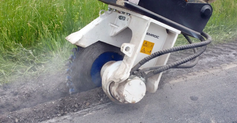 Fraise hydraulique DEXROC montée sur pelle excavatrice