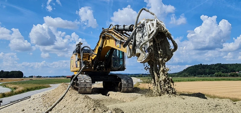 Fraise hydraulique DEXROC montée sur pelle excavatrice