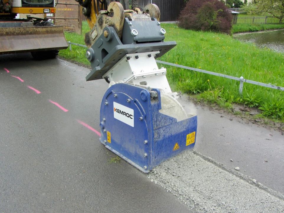 Fraise hydraulique DEXROC montée sur pelle excavatrice