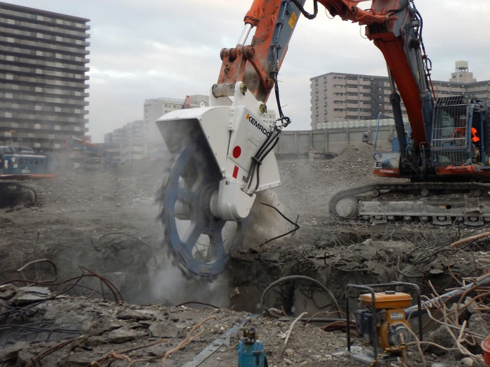 Fraise hydraulique pour tranchée en roche sur pelle hydraulique