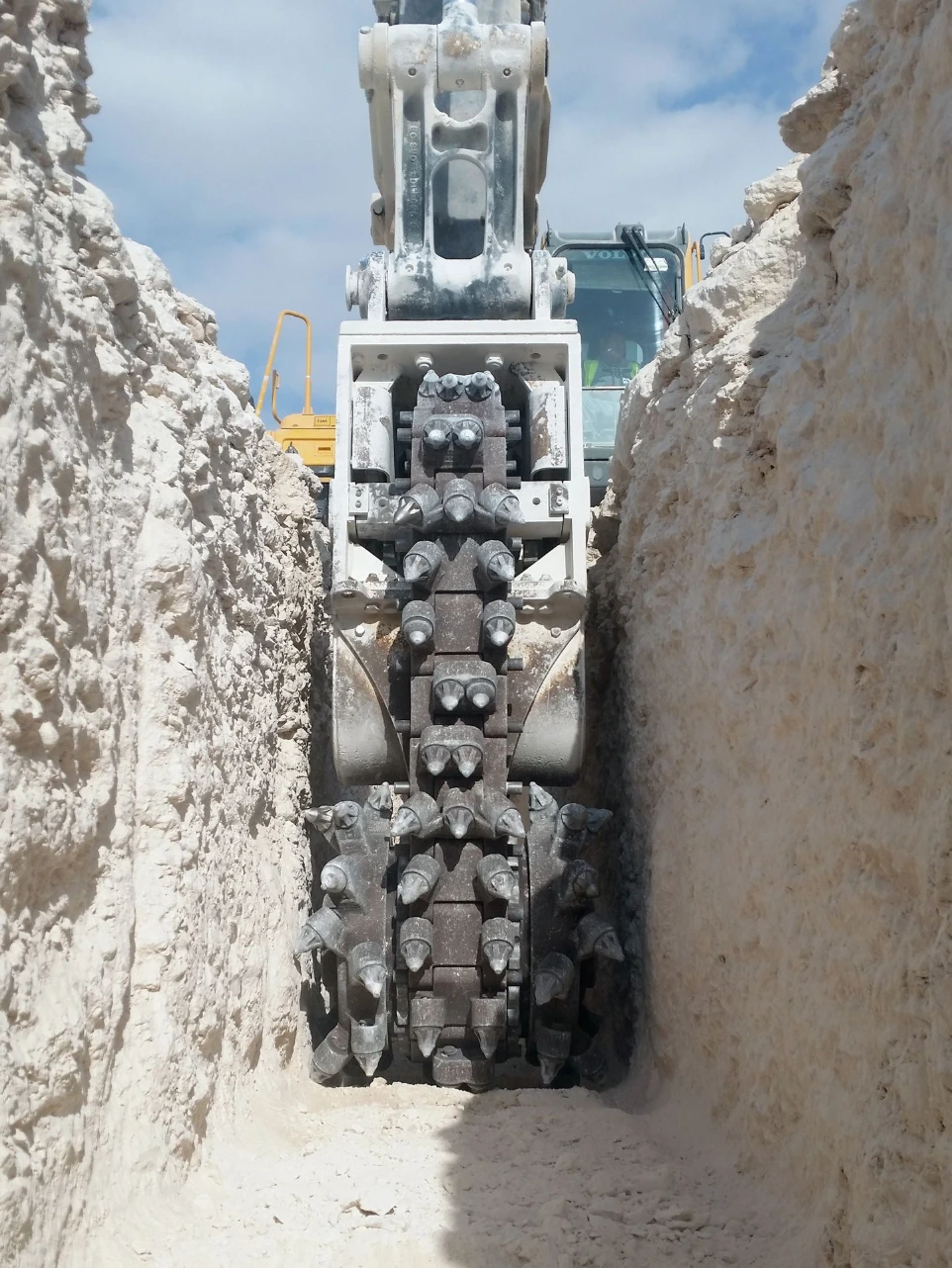 Fraise hydraulique pour tranchée en roche sur pelle hydraulique