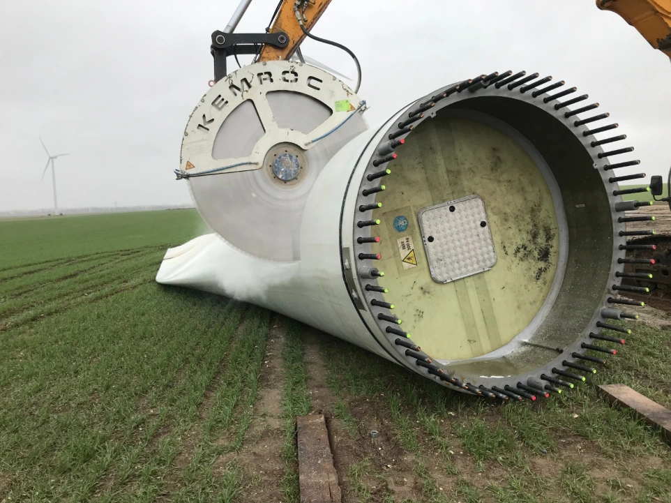 Fraise hydraulique pour tranchée en roche sur pelle hydraulique